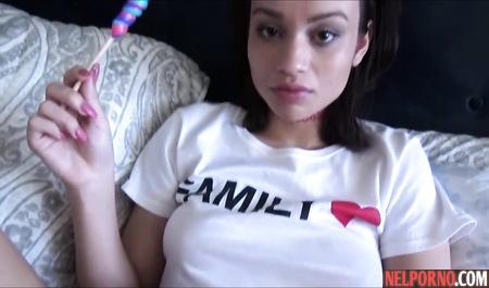 Парень снимает домашнее порно с молодой и развратной подругой
