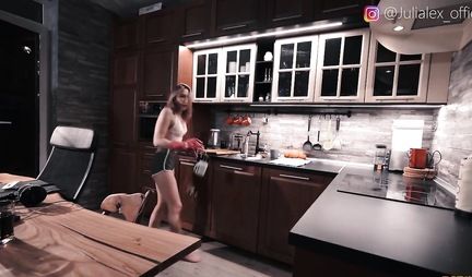 Русская парочка на кухне занимается сексом в позе раком и получает оргазм